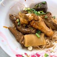 เมนูของร้าน ก๋วยเตี๋ยวไก่เจ๊แดง เซ็นทรัลลาดพร้าว