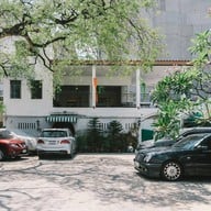 บรรยากาศ ที่จอดรถบ้านร่มไม้