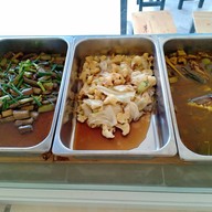 ข้าวแกงอร่อยแม่บัวขาว ปั้ม ปตท คิงพาวเวอร์ศรีวารี 泰国本地餐厅