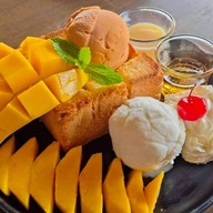 โทสต์นุ่มๆ เสริมด้วยไอศครีม เสิร์ฟด้วยความหอมหวานของมะม่วง อืมอร่อย