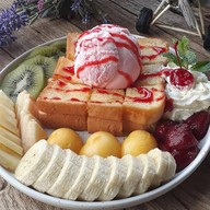 โทสต์นุ่มๆ เสริมด้วยไอศครีม เสิร์ฟพร้อมผลไม้ บอกเลยว่าคุ้มมาก