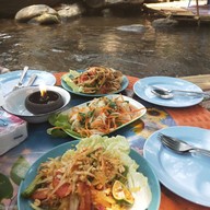 ร้านนั่งกิน ริมธาร