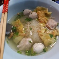เมนูของร้าน ก๋วยเตี๋ยวเกี๊ยวกุ้งเจ๊หุย วงเวียนใหญ่