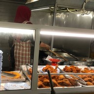 บรรยากาศ ซารีนาไก่ทอด ตลาดGreenway