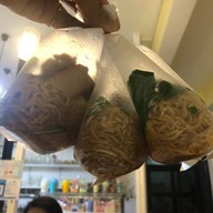 เมนูของร้าน บะหมี่เกี๊ยว ตู้ไปรษณีย์ยักษ์