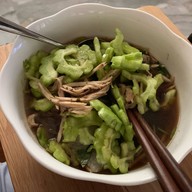 เมนูของร้าน ชายทัยก๋วยเตี๋ยวไก่มะระ ปากทางแยกสุขสมาน