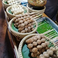 ลูกชิ้นปิ้งนายตรี