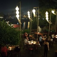 ร้านอาหารริเวอร์ไซด์ บาร์ แอนด์ เรสเตอร์รอง (Riverside bar & restaurant)