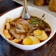 เมนูของร้าน ส่งเสียง ก๋วยจั๊บสูตรโบราณ พิษณุโลก
