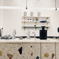 บรรยากาศ Five Elephant Coffee&Cake