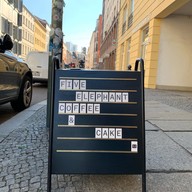 หน้าร้าน Five Elephant Coffee&Cake