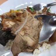 เมนูของร้าน แม่ตุ๊ ข้าวขาหมู​ ก๋วยจั๊บน้ำข้น​ เชลล์ชวนชิม