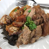 เมนูของร้าน แม่ตุ๊ ข้าวขาหมู​ ก๋วยจั๊บน้ำข้น​ เชลล์ชวนชิม