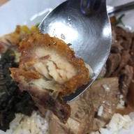 เมนูของร้าน แม่ตุ๊ ข้าวขาหมู​ ก๋วยจั๊บน้ำข้น​ เชลล์ชวนชิม