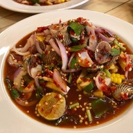 เมนูของร้าน ยำมาดาม ย้ำว่าแซ่บ และอาหารตามสั่ง