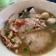 เจ๊เอื้อง ก๋วยเตี๋ยวหมูบ้านบึง