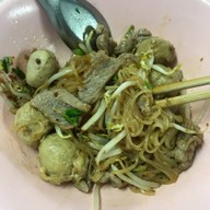 เมนูของร้าน ก๋วยเตี๋ยวเนื้อ สี่พระยา