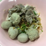 เมนูของร้าน ก๋วยเตี๋ยวเนื้อ สี่พระยา