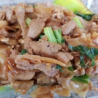 เมนูของร้าน เจ้หวีตามสั่ง เข้ามาใต้โรงเเรมตวันนา วนเข้ามาเเล้วเจอจุดแลกบัตร มองขวามือเลี้ยวเข้ามาในซอย