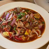 เมนูของร้าน ยำมาดาม ย้ำว่าแซ่บ และอาหารตามสั่ง