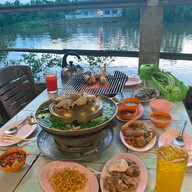 บรรยากาศ ลองแลหมูกระทะ