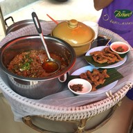 อาหารเหนือ ข้าวซอยเที่ยงตรง รัชดา17