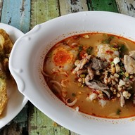 ก๋วยเตี๋ยวต้มยำไข่