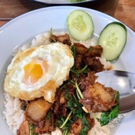 เมนูของร้าน กะเพรากรอบ สันติธรรม