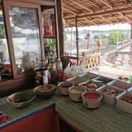ก๋วยเตี๋ยวห้อยขาริมวัง วัดหงษ์ทอง