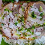 Here Dolce - เฮียดอยซ์หมูไม่มัน หมูทอดรสเด็ดไร้น้ำมัน