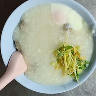 ข้าวต้มปลา โจ๊กหมู สามแยกหมี