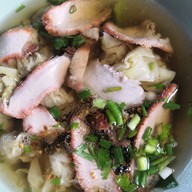 บะหมี่เกี๊ยวหมูแดงเจ๊หงส์