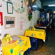 บรรยากาศ ข้าวหมูแดงซอกตึกสามย่าน เชลล์ชวนชิม
