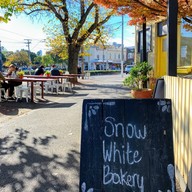 หน้าร้าน Snow White Bakery