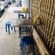 บรรยากาศ ข้าวหมูแดงซอกตึกสามย่าน เชลล์ชวนชิม