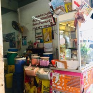 หน้าร้าน ข้าวหมูแดงซอกตึกสามย่าน เชลล์ชวนชิม