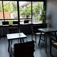 บรรยากาศ Jim's house cafe& space Soi Ekkachai 130