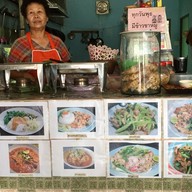 ร้านคุณย่า (ข้าวซอยไก่ ก๋วยเตี๋ยวหมู ก๋วยเตี๋ยวน้ำเงี้ยว อาหารตามสั่ง)