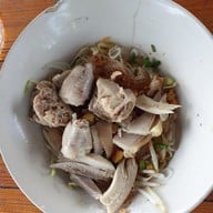 เมนูของร้าน ก๋วยเตี๋ยวเรือตาเท้ง วัดบางคล้า