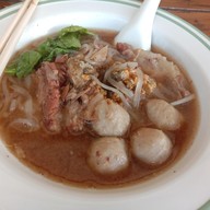 เมนูของร้าน เพิ่มพูน ก๋วยเตี๋ยวหมูตุ๋น เนื้อตุ๋น