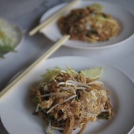 ล้านผัดไทท่าแพ