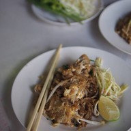 ล้านผัดไทท่าแพ