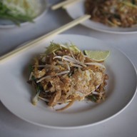 ล้านผัดไทท่าแพ