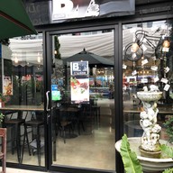 Black White Coffee Shop คลองถนน