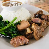 ก๋วยเตี๋ยวต้มยำร้านเจ๊น้อย หน้าวัง42