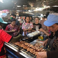 หมูปิ้งดินแดงปากซอย 9