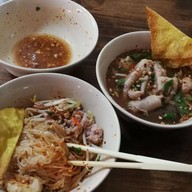 ก๋วยเตี๋ยวโบราณ กา.ไก่ ตลาดเก่าบ้านสุด