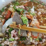 ก๋วยเตี๋ยวเกี๊ยวฟรี ท่าพระจันทร์