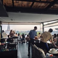 บรรยากาศ Eagle Nest Bar