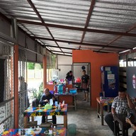 บรรยากาศ อิ่มเส้นริมโค้ง ก๋วยเตี๋ยวไก่ ข้าวซอย